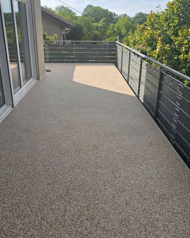 Balkon mit grauem Steinteppich und Geländer – Balkon- und Terrassensanierung von mf.steintechnik aus Kirchheim am Neckar