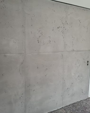 Wandfläche in Sichtbeton-Optik mit sichtbarem Plattenraster und feiner Porenstruktur – Betonoptik von mf.steintechnik aus Kirchheim am Neckar