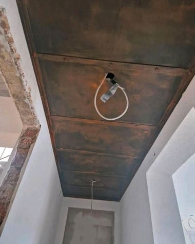Wandfläche in Echtmetall-Rostoptik mit sichtbarer Plattenteilung – Designoberflächen von mf.steintechnik aus Kirchheim am Neckar