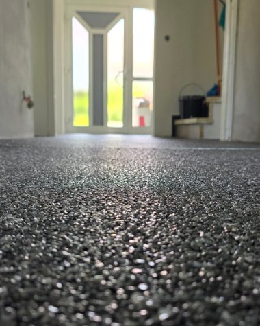 Fugenlos verlegter Steinteppich in Anthrazit über die volle Raumbreite bis zur Haustür – Bodenbelag von mf.steintechnik aus Kirchheim am Neckar