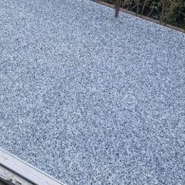 Steinteppich in Blaugrau auf einem Balkon – Farbmuster aus einem ausgeführten Auftrag von mf.steintechnik aus Kirchheim am Neckar