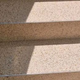 Steinteppich in Creme auf einer sanierten Innentreppe – Farbmuster aus einem ausgeführten Auftrag von mf.steintechnik aus Kirchheim am Neckar